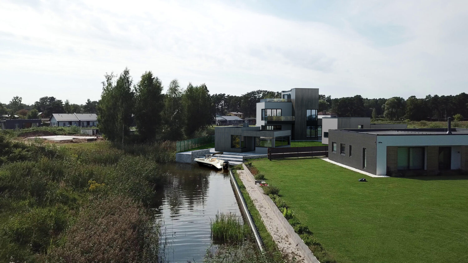 Dzīvojamā māja Ādažu novadā, Ezera iela 26